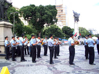 リオで見かけた警察の音楽隊.jpg