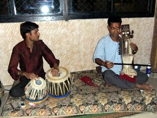 20110408Musician-GangaFujiHome-Banaras.jpg
