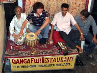 20110409KojiFujita%26Musicians-GangaFujiRestaurant-Banaras.jpg