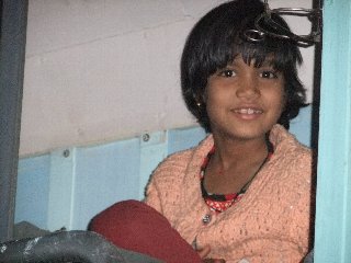 20110410-IndianGirlEnTren-Banaras.jpg